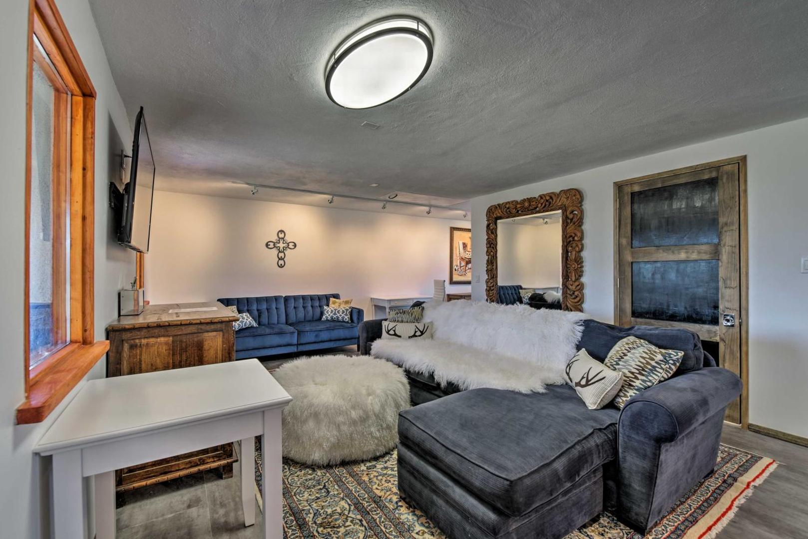 Bilde 4: Chic Studio with Grill - 25 Mins to Taos Ski Valley!