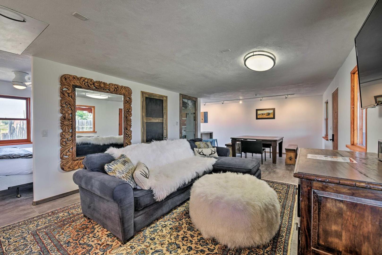 Bilde 6: Chic Studio with Grill - 25 Mins to Taos Ski Valley!