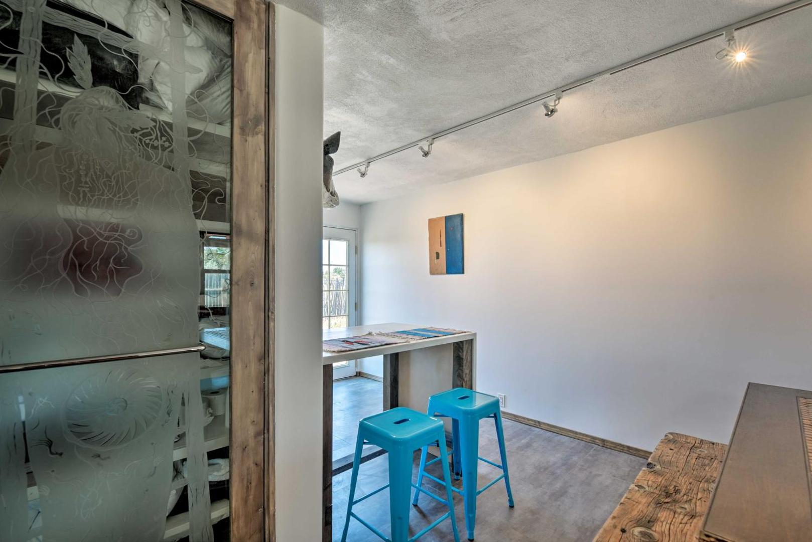 Bilde 10: Chic Studio with Grill - 25 Mins to Taos Ski Valley!