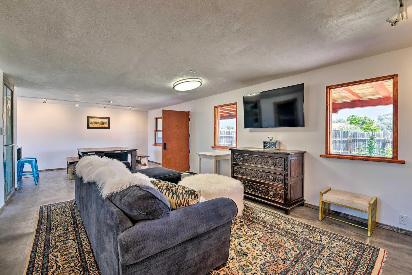 Bilde 5: Chic Studio with Grill - 25 Mins to Taos Ski Valley!