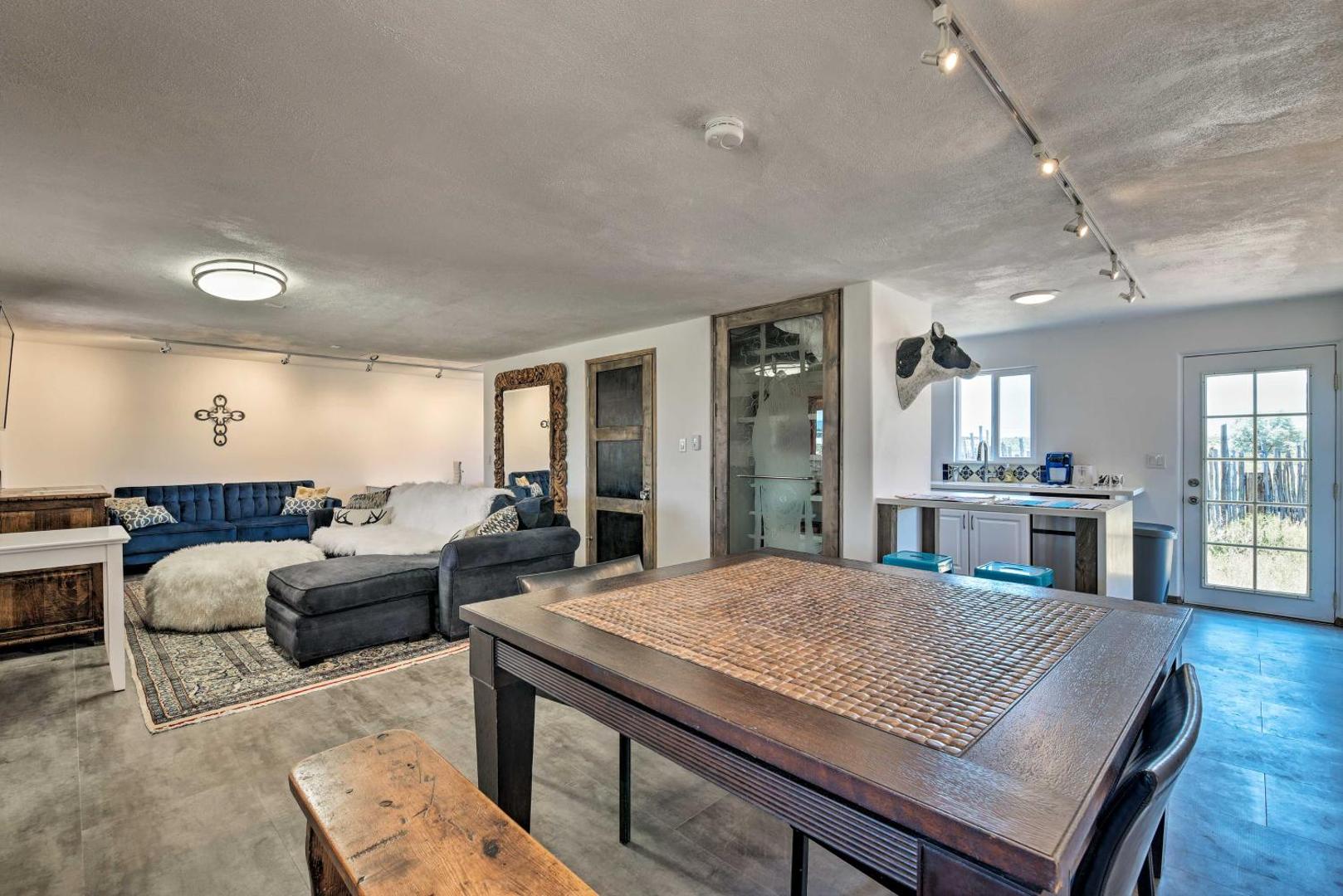 Bilde 8: Chic Studio with Grill - 25 Mins to Taos Ski Valley!
