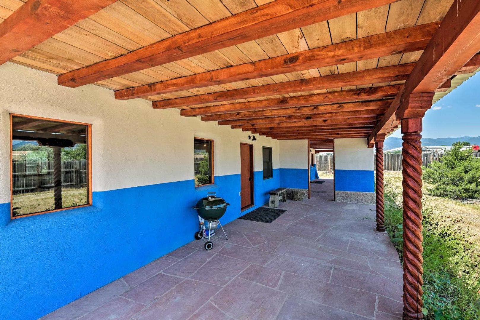 Bilde 2: Chic Studio with Grill - 25 Mins to Taos Ski Valley!