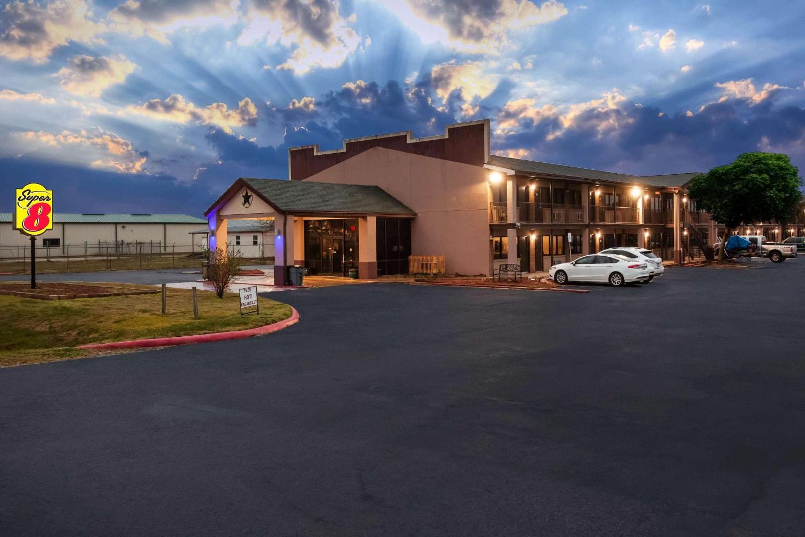 Foto 8: Super 8 by Wyndham Giddings