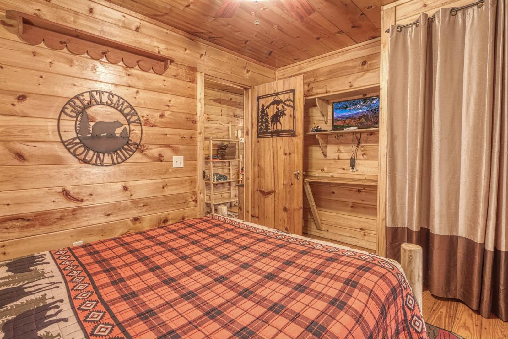 Foto 5: Bear Den, Hot Tub, Cozy Cabin Retreat in the Smokies Comfort & Fun for All