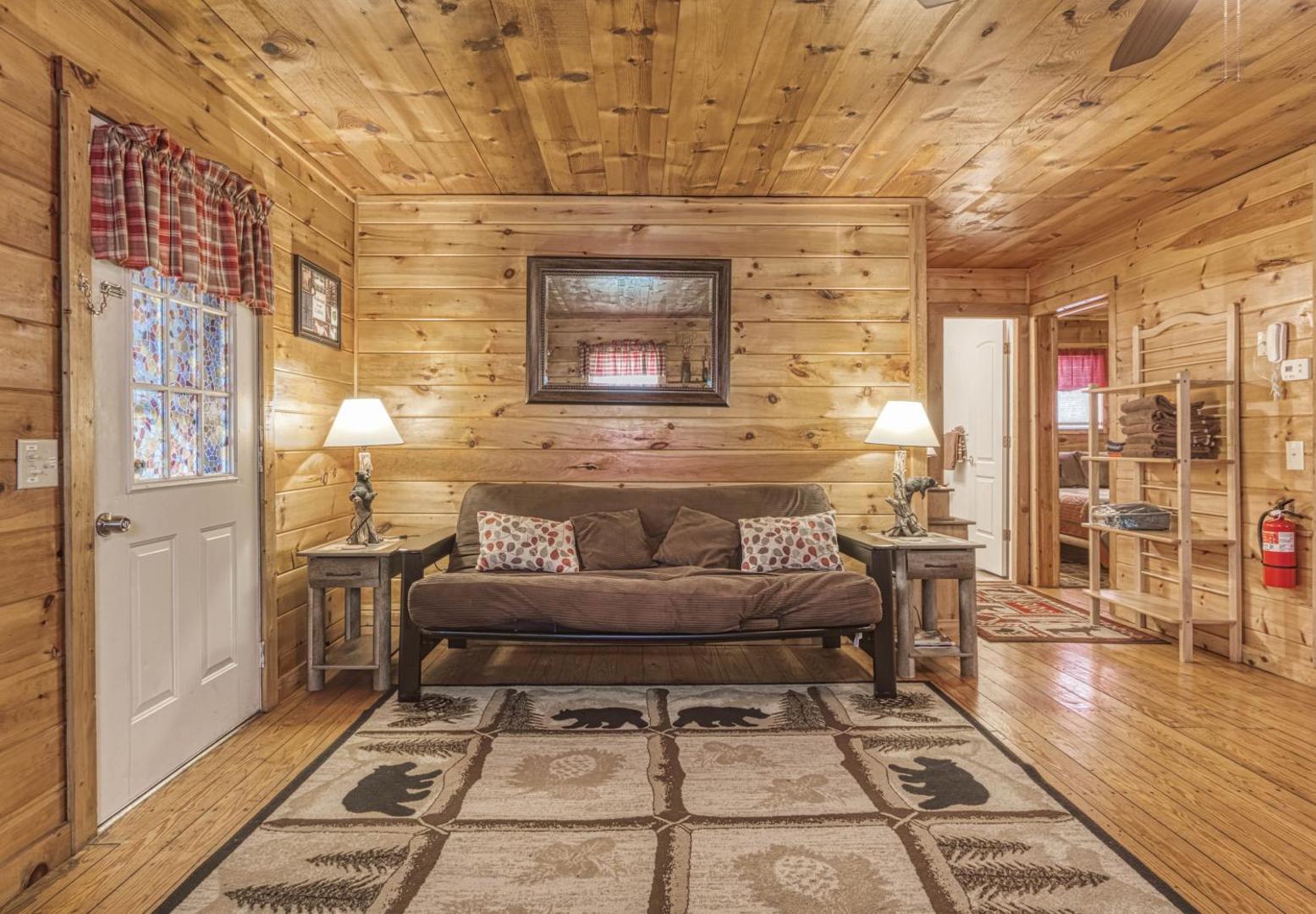 Foto 7: Bear Den, Hot Tub, Cozy Cabin Retreat in the Smokies Comfort & Fun for All
