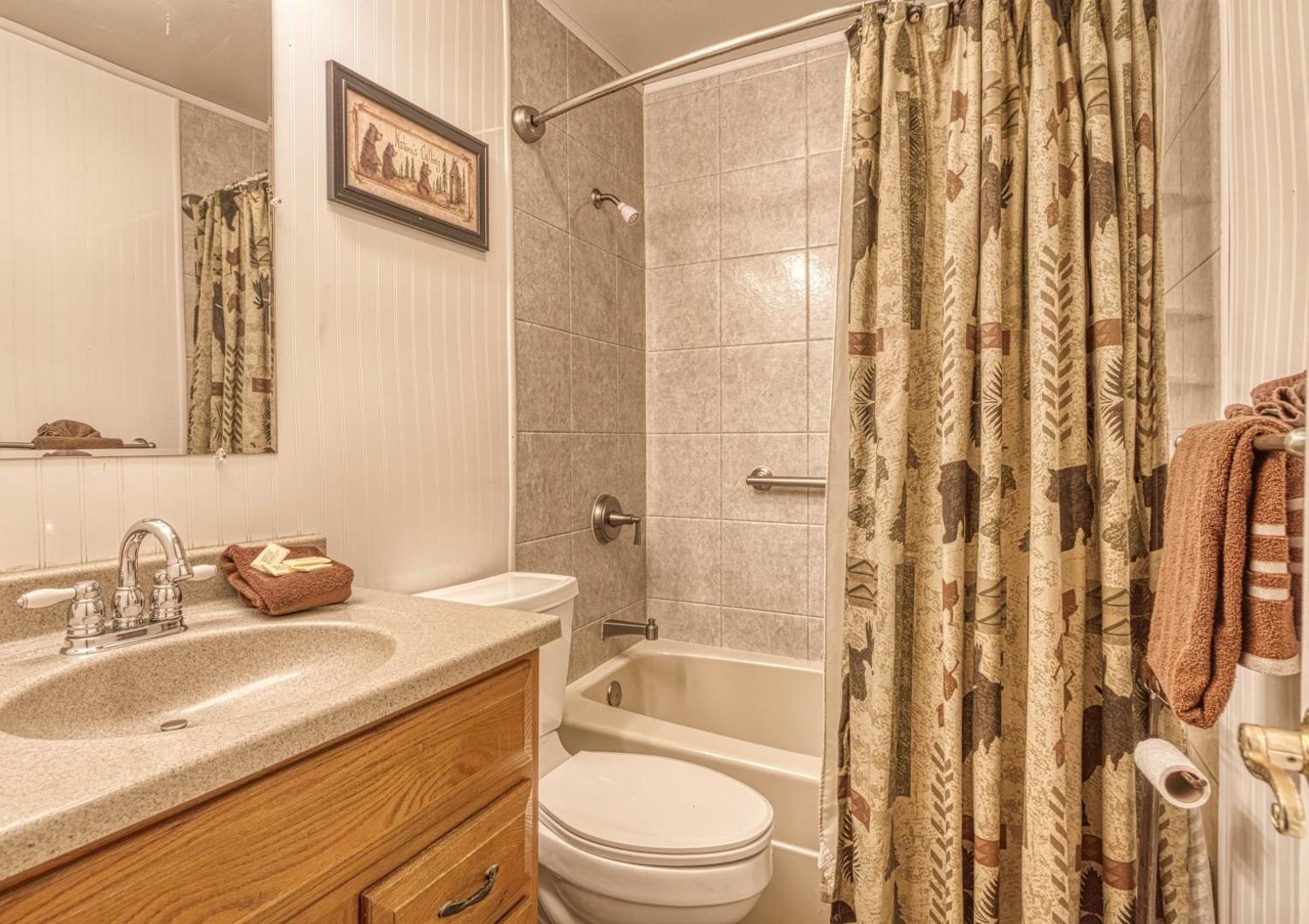 Foto 9: Bear Den, Hot Tub, Cozy Cabin Retreat in the Smokies Comfort & Fun for All
