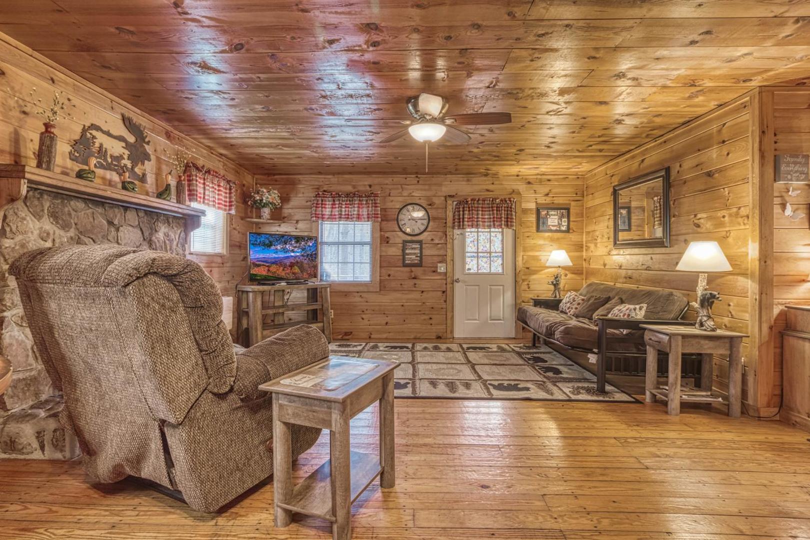 Foto 10: Bear Den, Hot Tub, Cozy Cabin Retreat in the Smokies Comfort & Fun for All