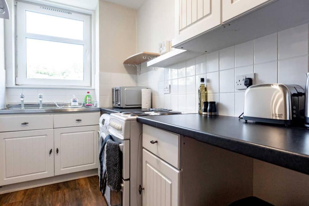Foto 2: Bright, Spacious West-End Flat, Near University