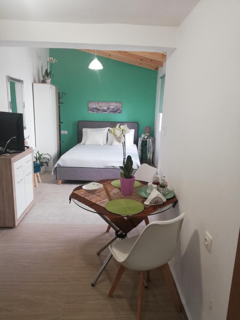 Foto 2: Small Studio with Yard