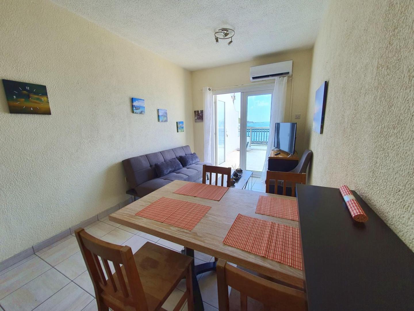 Fotografie 10: Poseidon 51 - Beachfront Two Bedroom Apartment