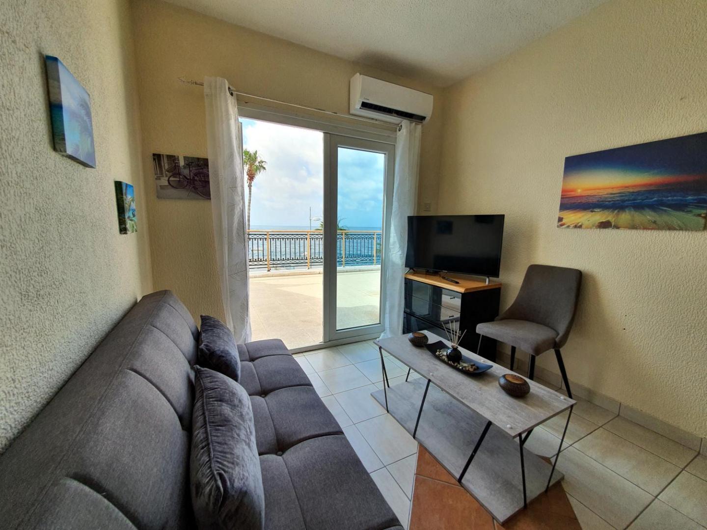 Fotografie 9: Poseidon 51 - Beachfront Two Bedroom Apartment