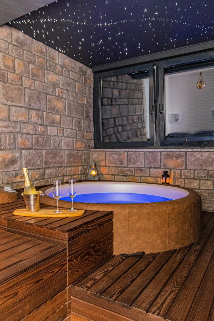 Zdjęcie 2: Jacuzzi - Flexible SelfCheckIns 20 - Zagreb - Luxury - Garage - Smart - Brand New - Apartments Repinc