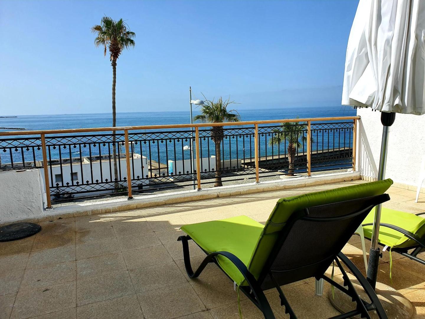 Fotografie 4: Poseidon 51 - Beachfront Two Bedroom Apartment