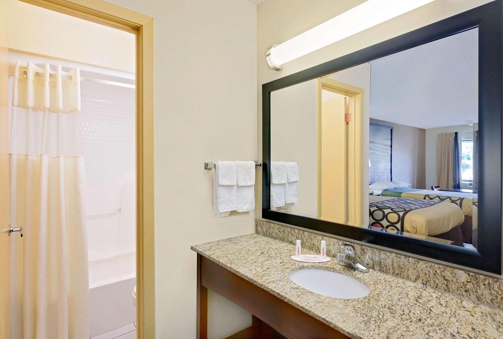 Foto 5: Super 8 by Wyndham Laurel