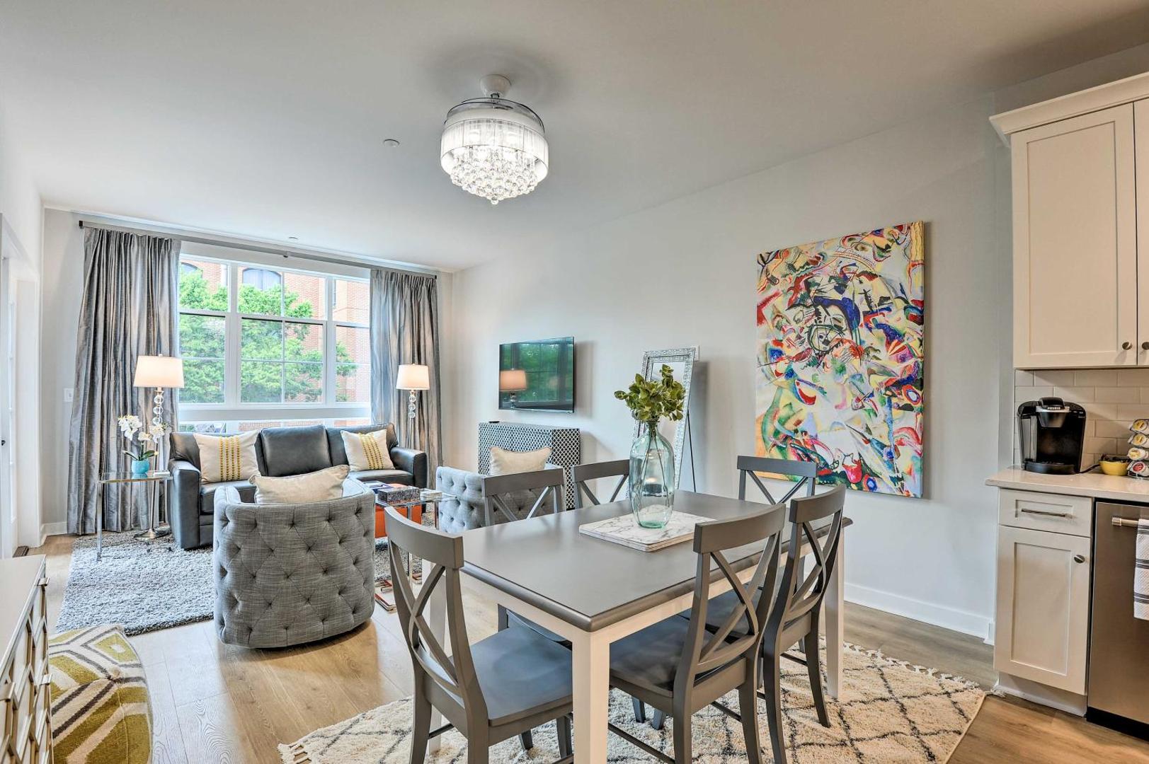 Foto 2: Chic Condo with Balcony in the Heart of Annapolis!