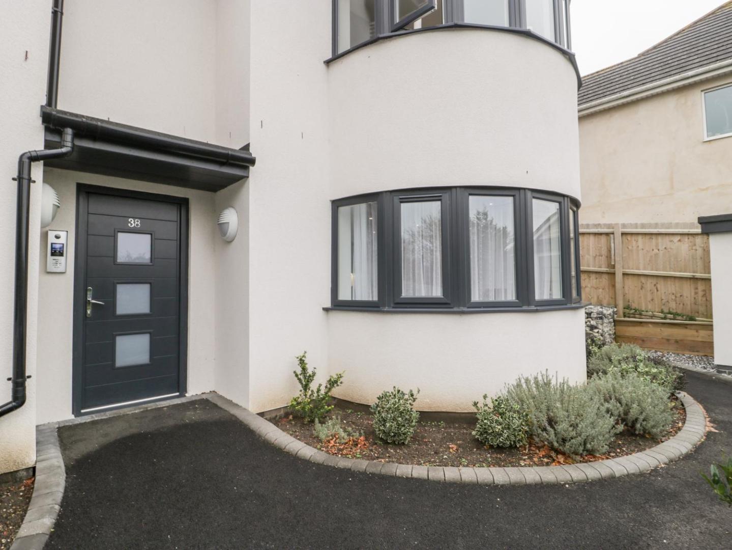 Фотография 2: Flat 2, 38 Preston Road