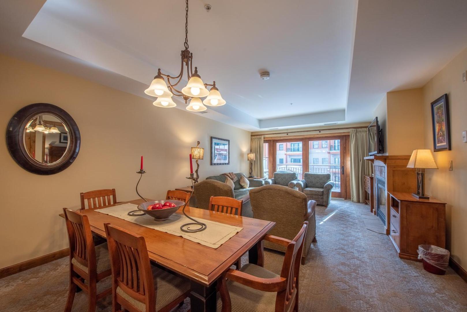Foto 3: Comfortable & Spacious 2 Bedroom Condo unit in Mountaineer Square condo