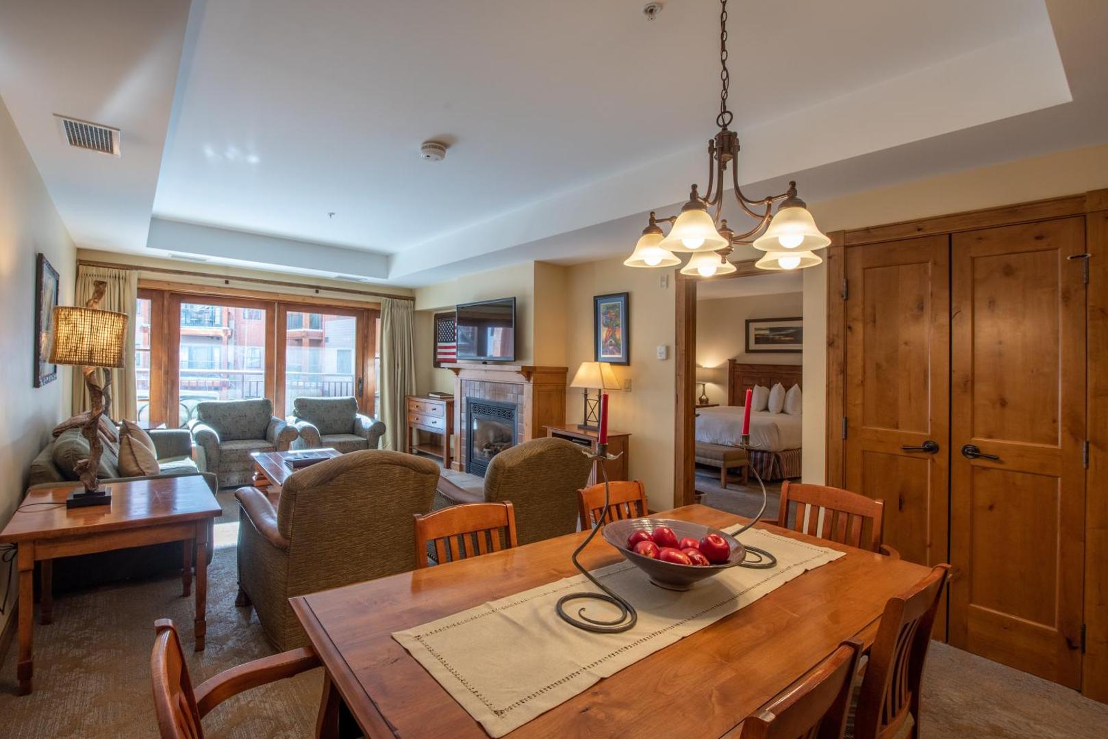 Foto 6: Comfortable & Spacious 2 Bedroom Condo unit in Mountaineer Square condo