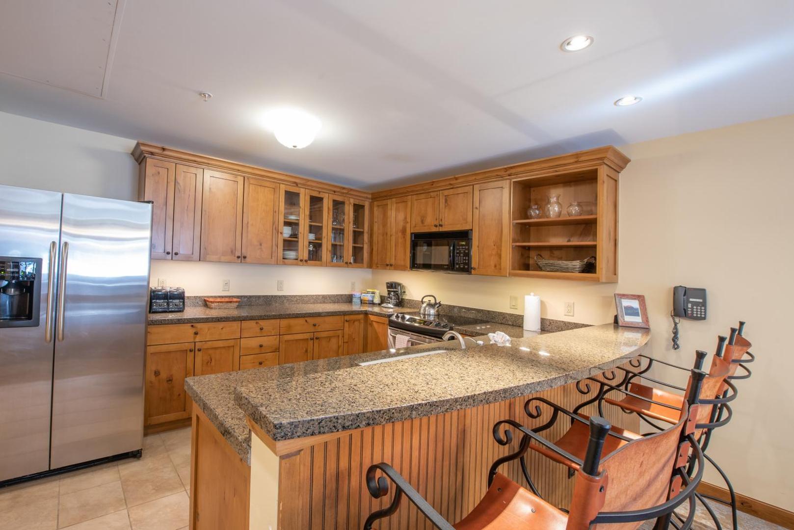 Foto 5: Comfortable & Spacious 2 Bedroom Condo unit in Mountaineer Square condo