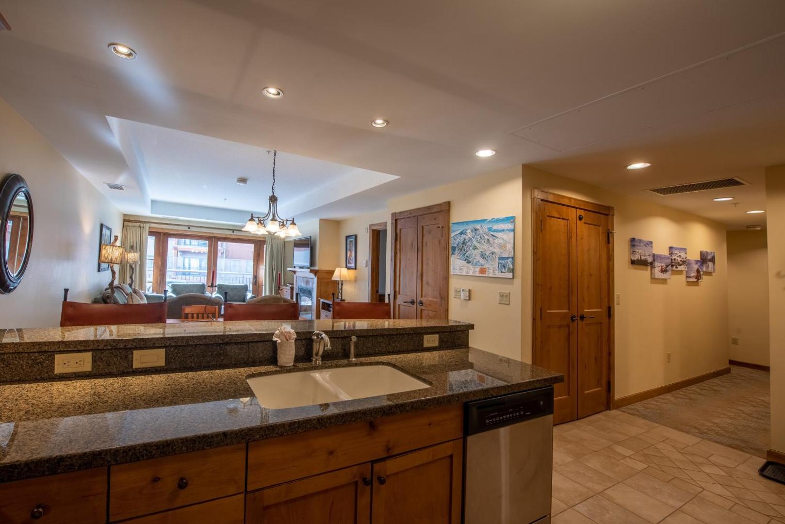 Foto 4: Comfortable & Spacious 2 Bedroom Condo unit in Mountaineer Square condo