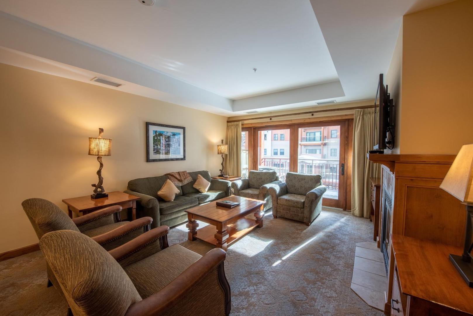Foto 7: Comfortable & Spacious 2 Bedroom Condo unit in Mountaineer Square condo