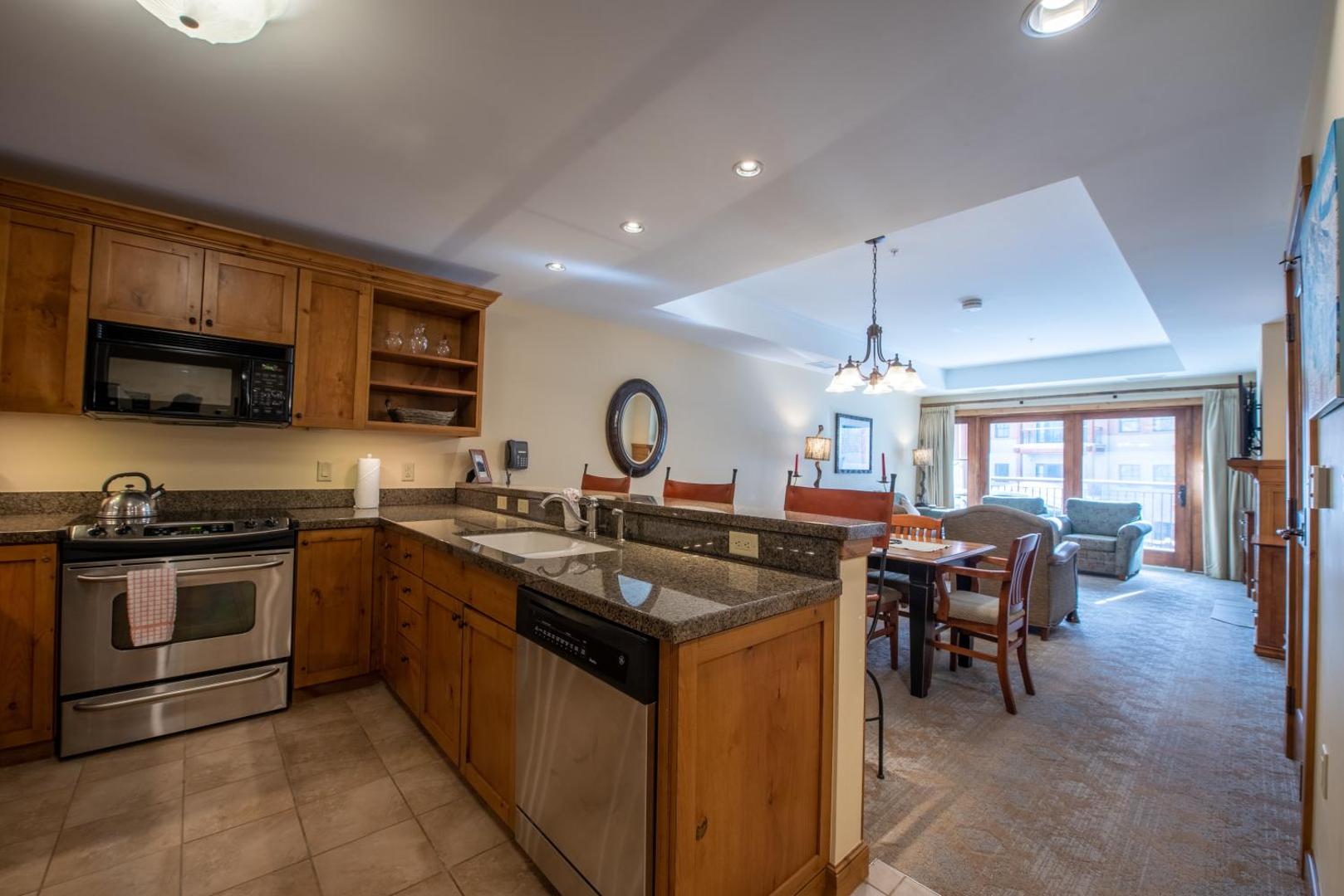 Foto 8: Comfortable & Spacious 2 Bedroom Condo unit in Mountaineer Square condo