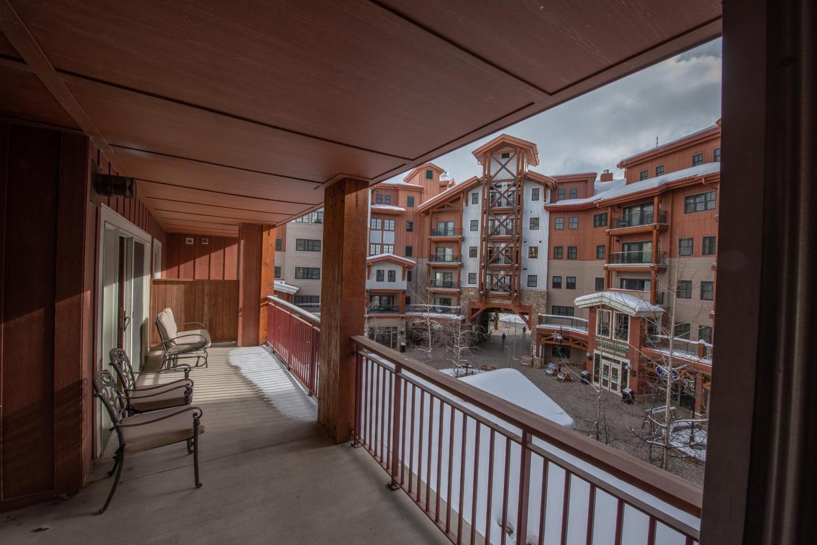 Foto 10: Comfortable & Spacious 2 Bedroom Condo unit in Mountaineer Square condo