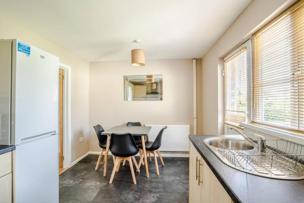 Zdjęcie 10: Contractor Base - Smart TVs - Free Parking