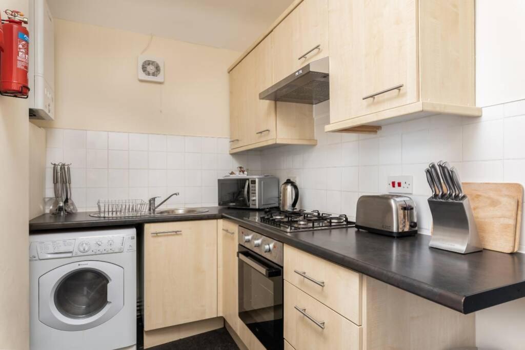Contractor Base - Sleeps 5 - Near M4の写真9