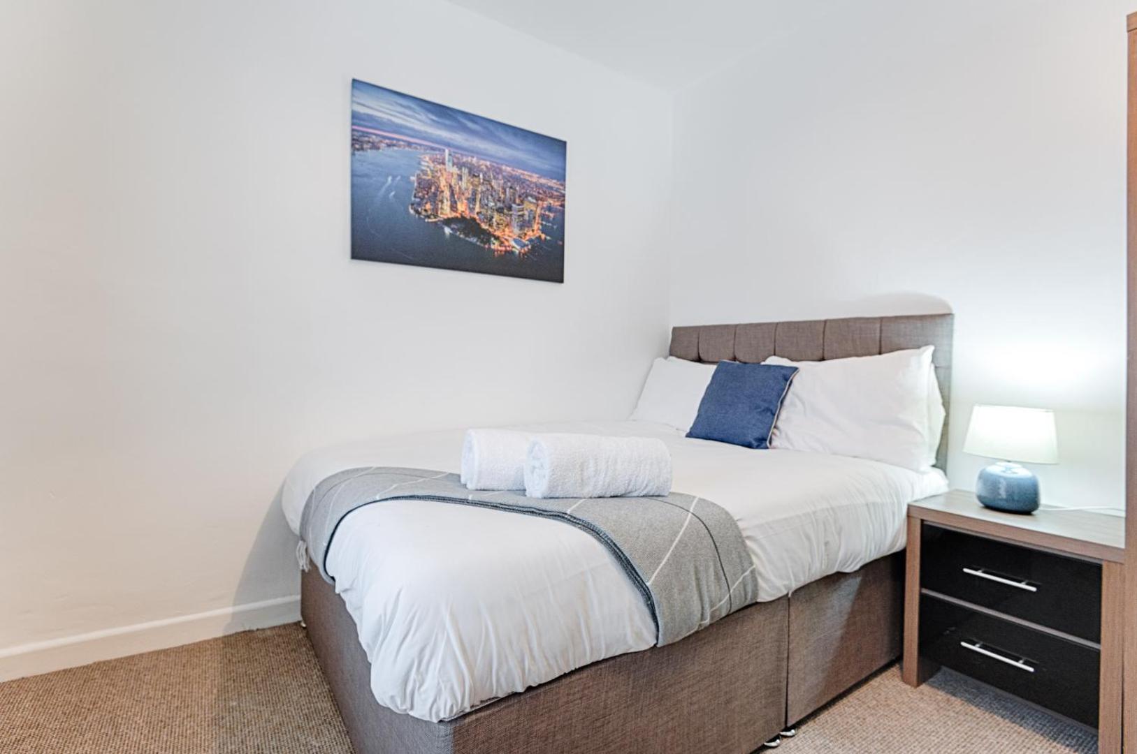 Billede 5: Contractor Base - TVs in Rooms - M4 Nearby