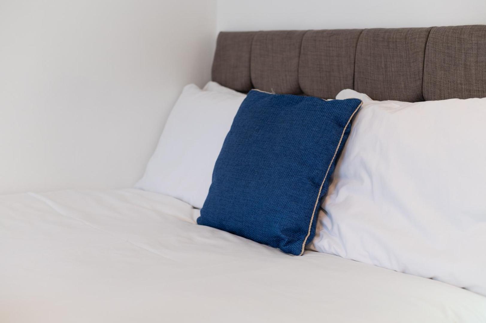 Billede 8: Contractor Base - TVs in Rooms - M4 Nearby
