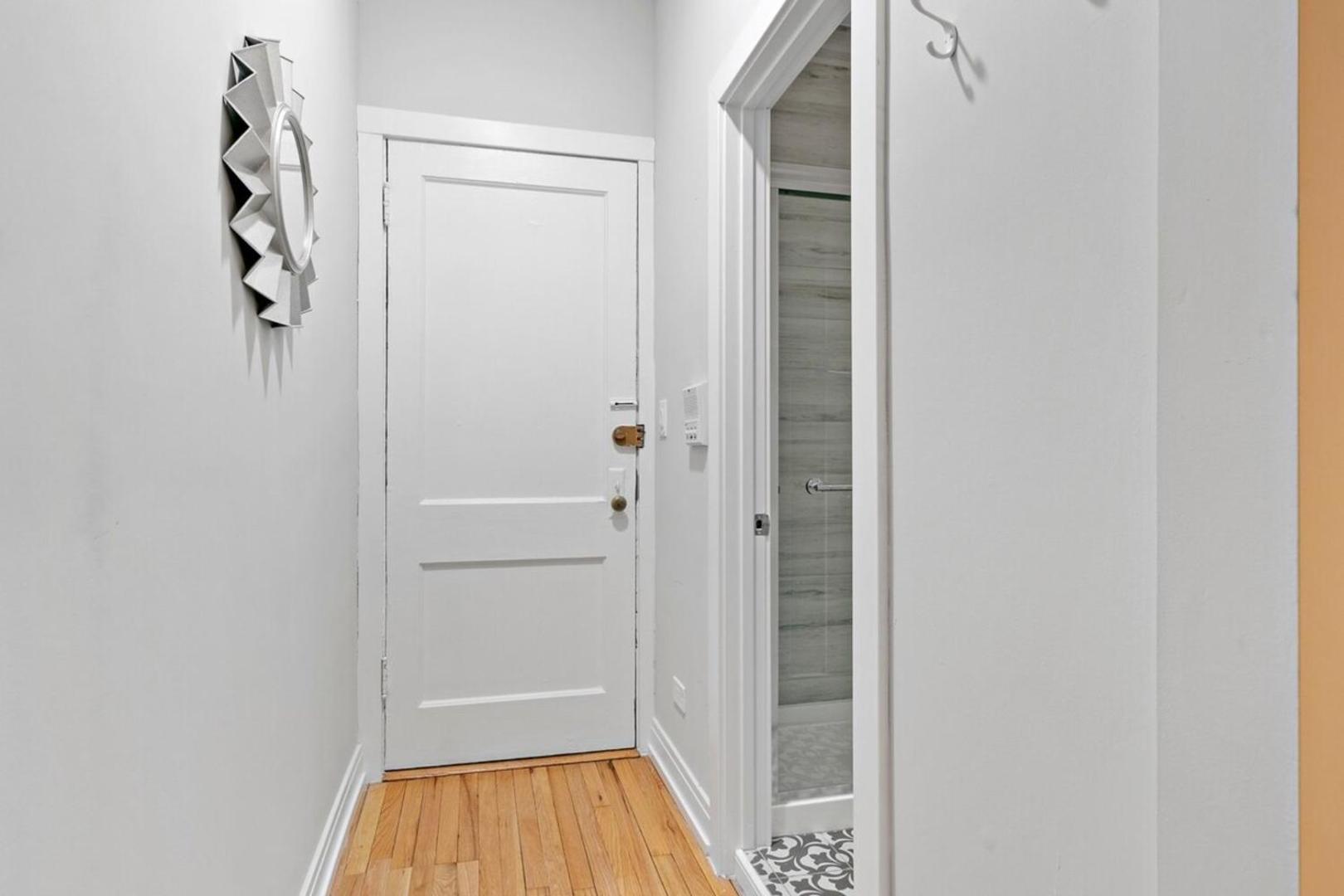 Chic & Updated Studio Apt in East Lakeview - Barry S1的照片7