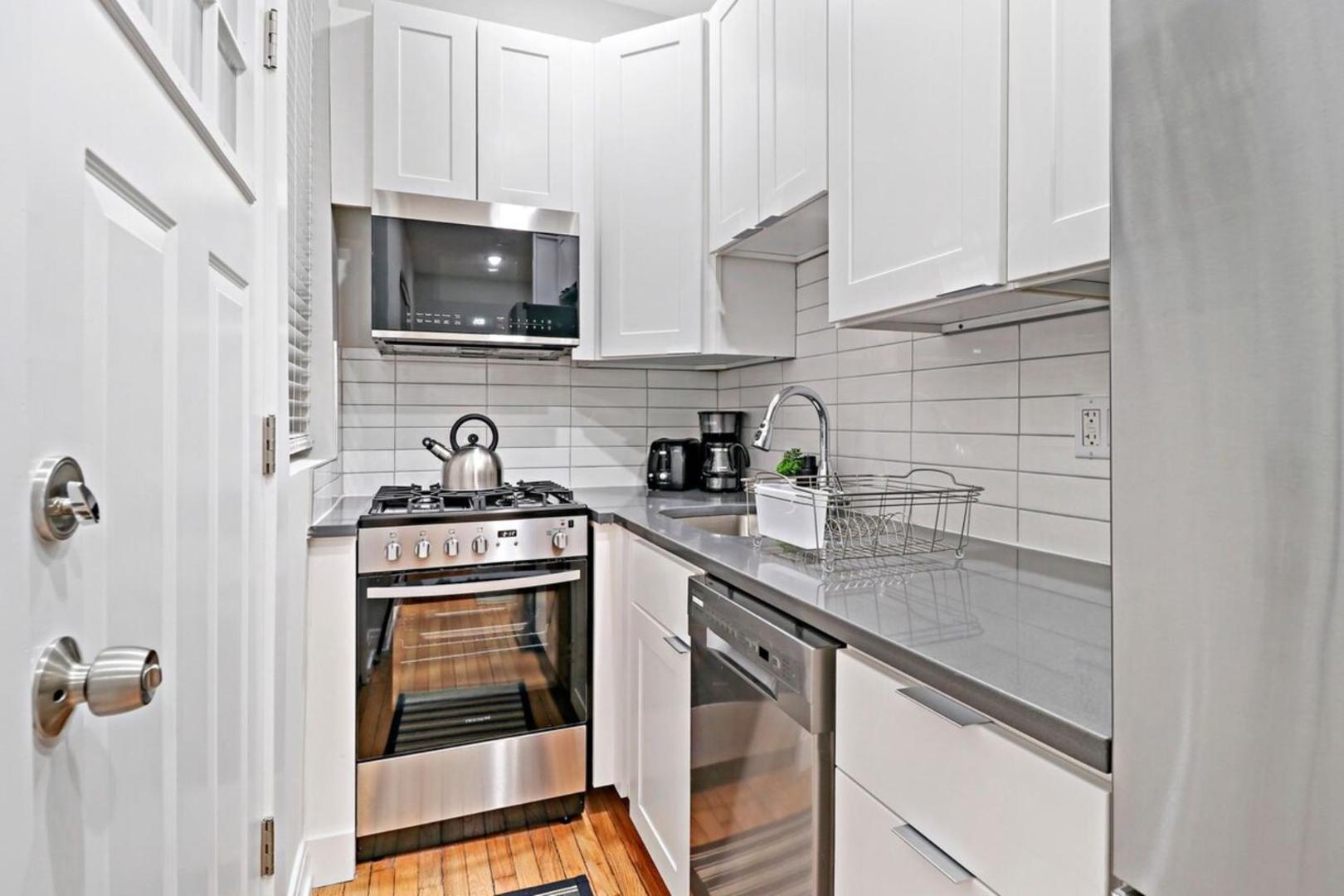 Chic & Updated Studio Apt in East Lakeview - Barry S1的照片9