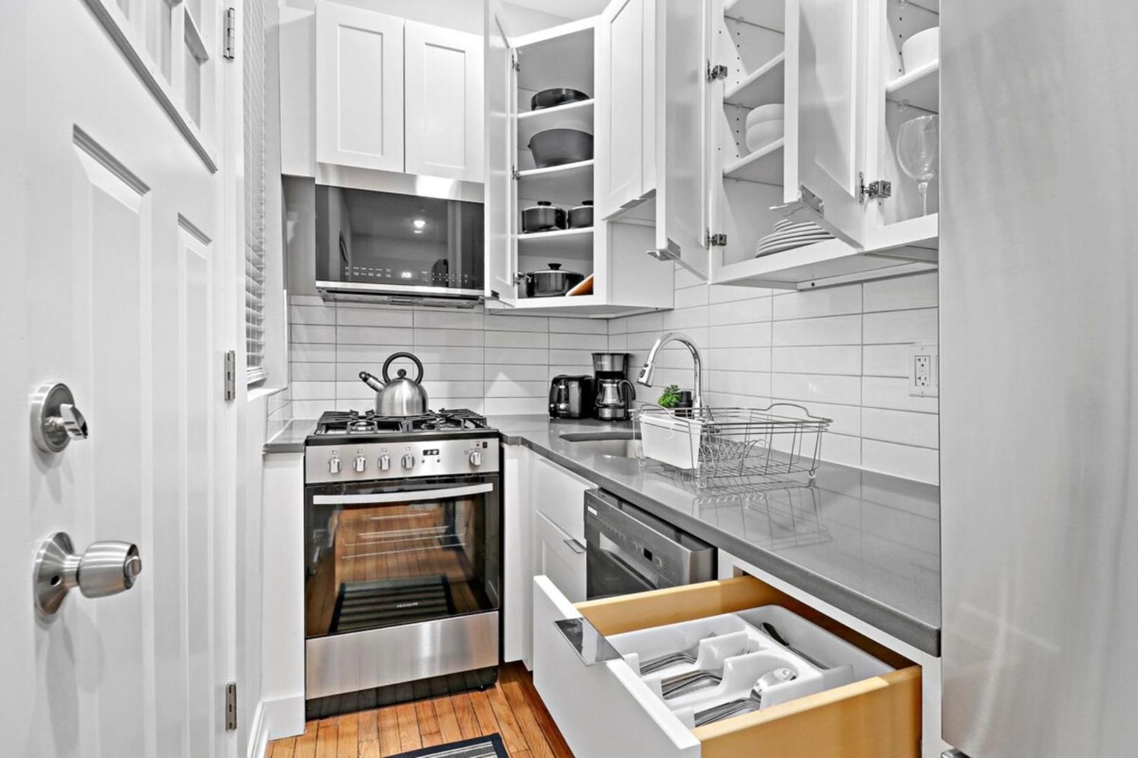Chic & Updated Studio Apt in East Lakeview - Barry S1的照片10
