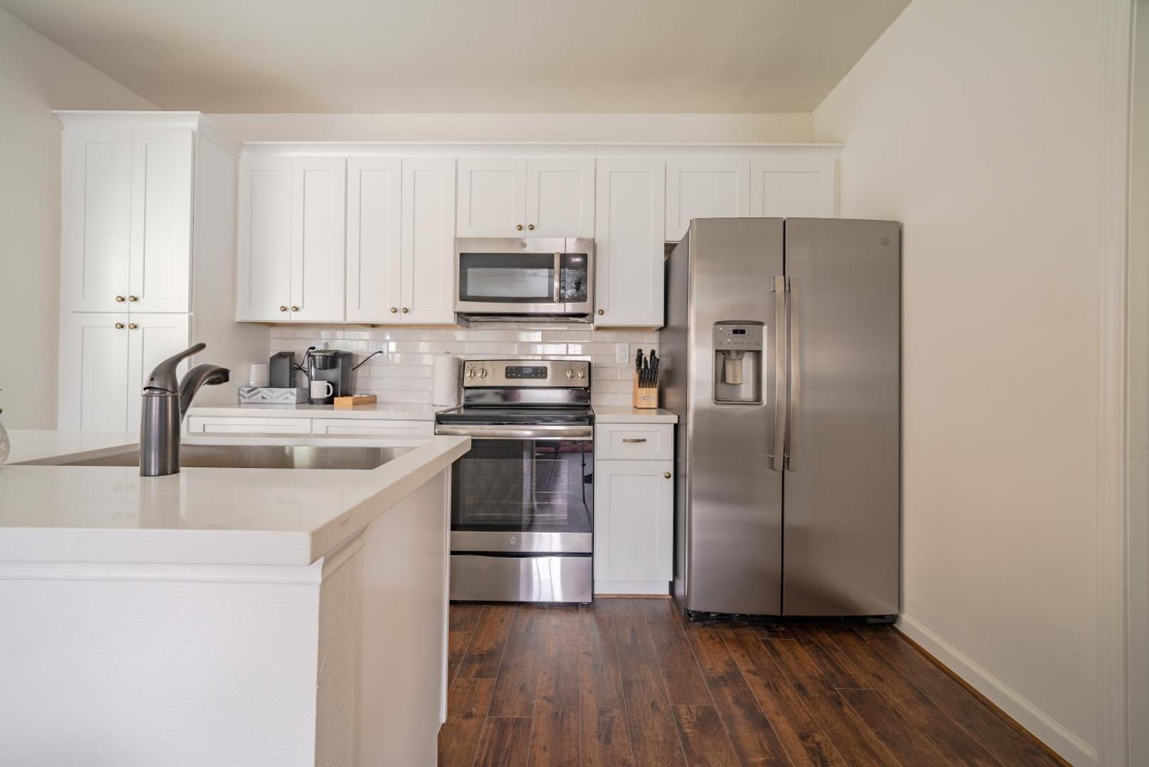 Unit 1 - Spacious & Renovated Apt Home in the City's Action的照片4