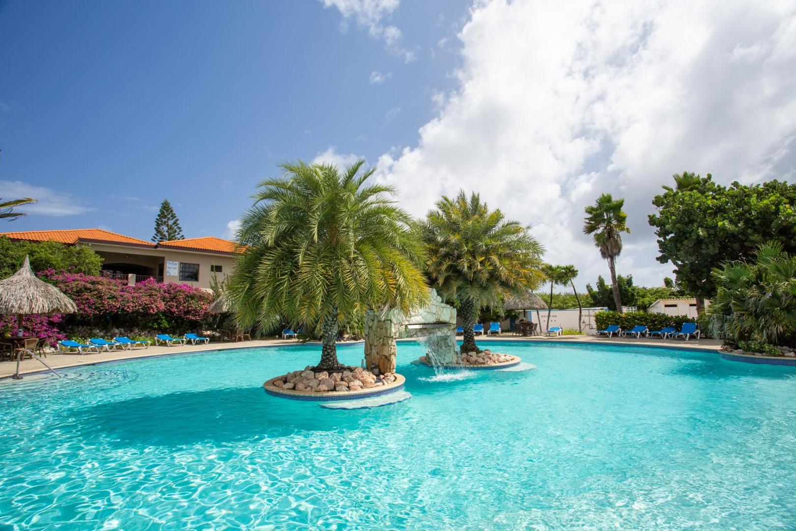 Photo 7 : Studio at the pool in tropical Resort Seru Coral with privacy and large pool