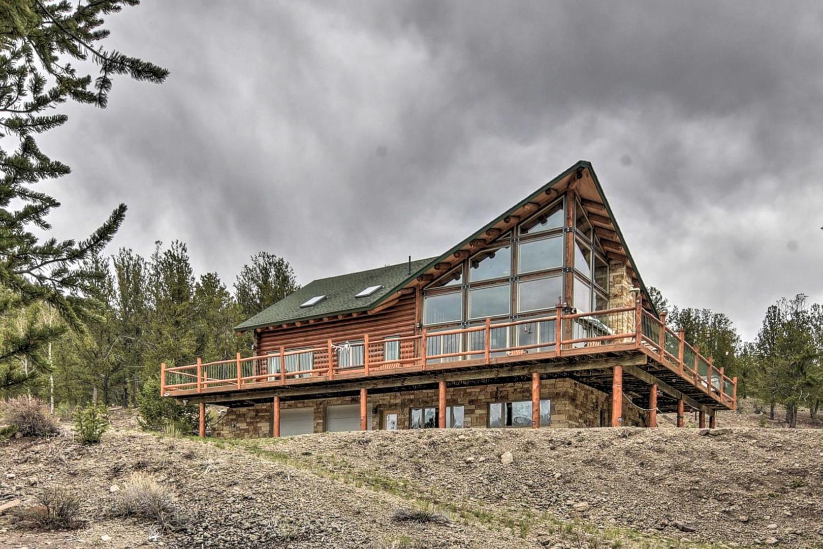 Billede 2: Spacious, Luxe Cabin with Mtn Views, Sauna and More!