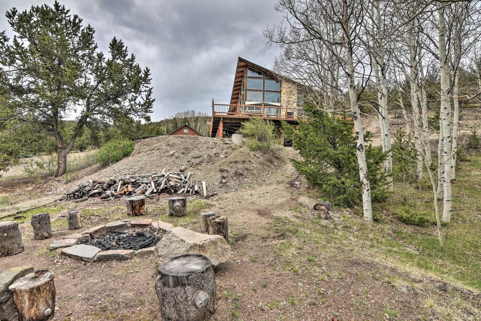 Billede 3: Spacious, Luxe Cabin with Mtn Views, Sauna and More!