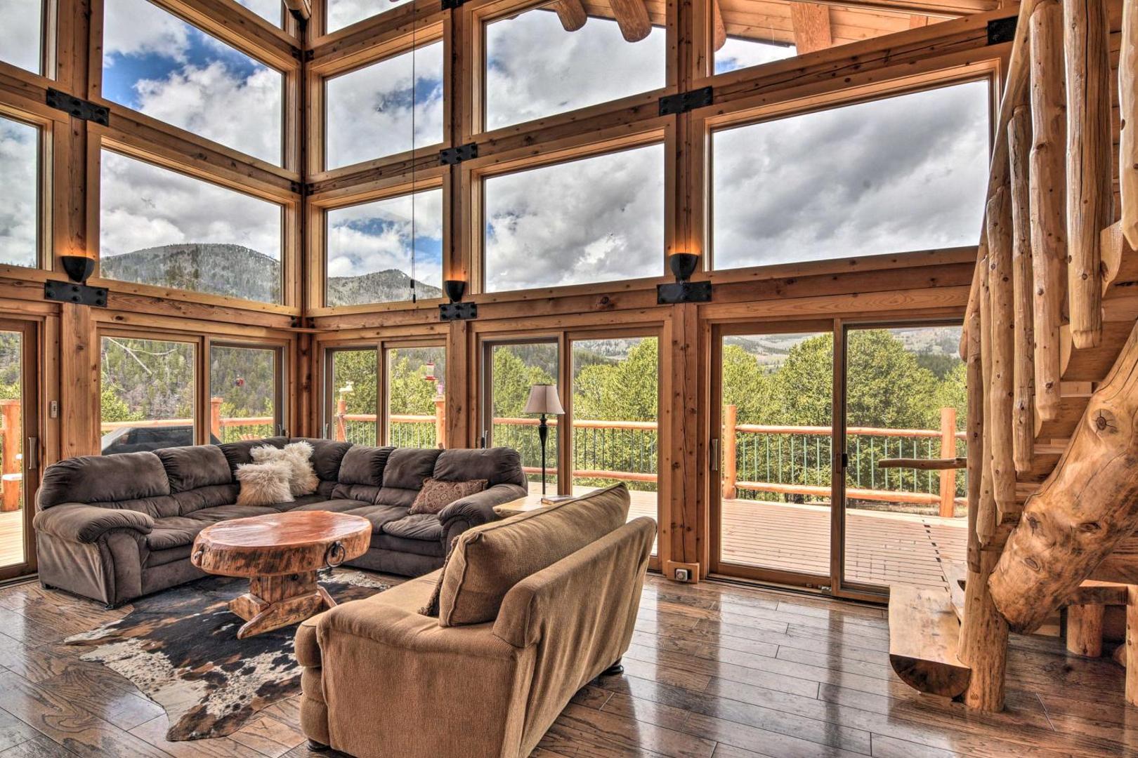 Billede 4: Spacious, Luxe Cabin with Mtn Views, Sauna and More!