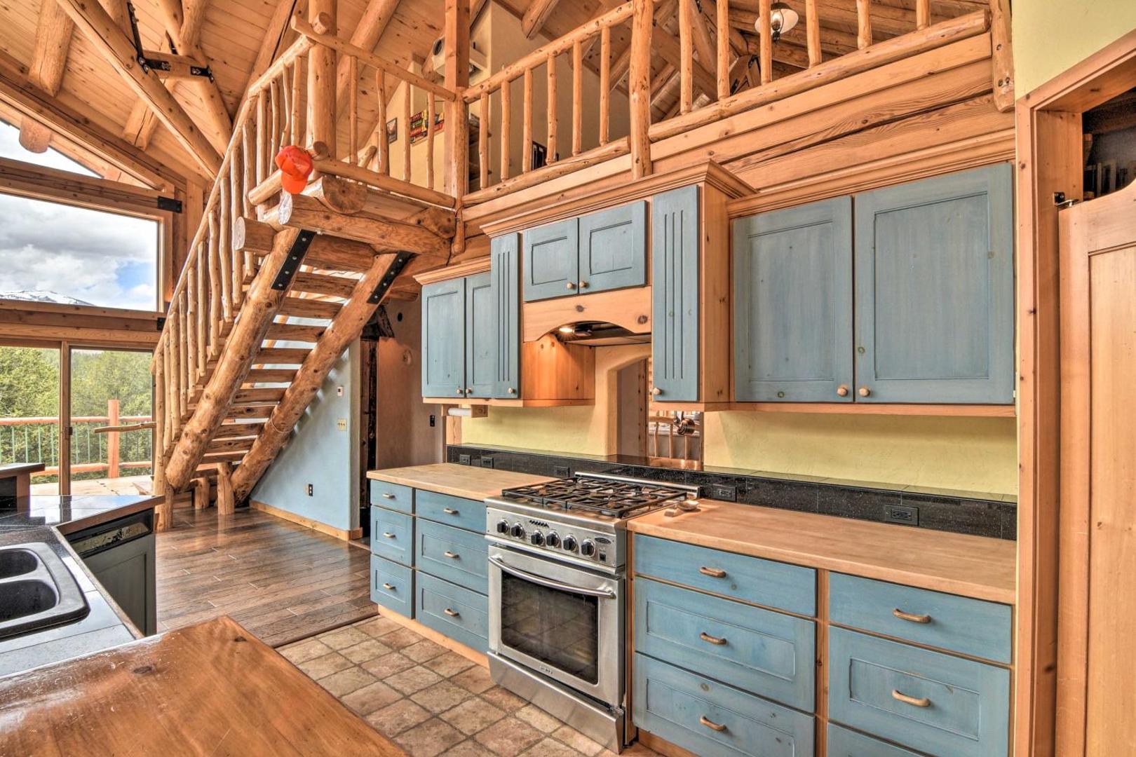Billede 10: Spacious, Luxe Cabin with Mtn Views, Sauna and More!