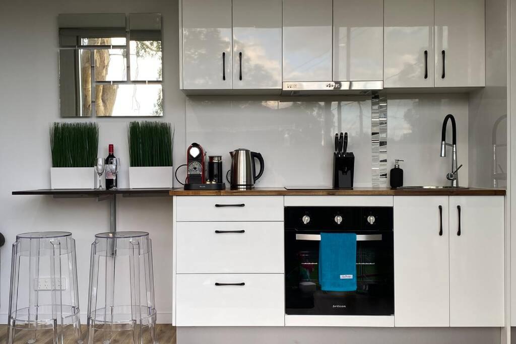 Фотография 3: Tiny House in Belconnen 1BR Self Contained Complete Home Filtration as seen on The Block Phillip Island Wine