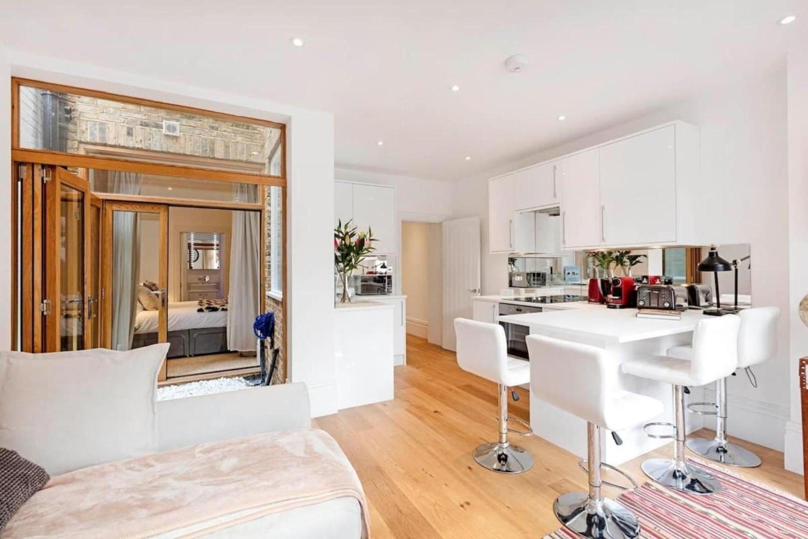Foto 7: Fulham Broadway 2-Bed Apt w Garden & Pets Ok