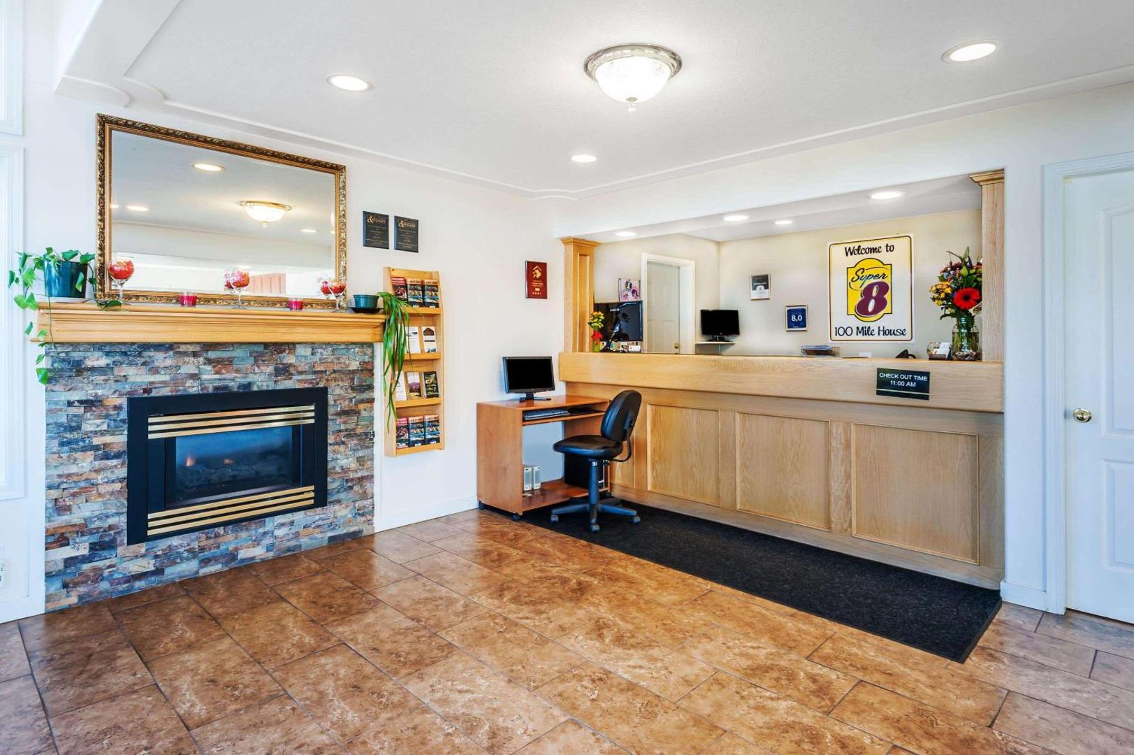 Foto 6: Super 8 by Wyndham 100 Mile House