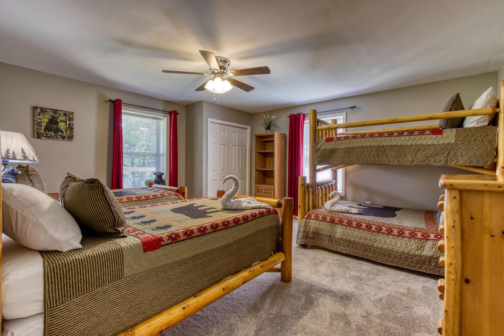 Foto 10: Fun & Games by HoneyBearCabins 2BR/1BA Sleeps 7