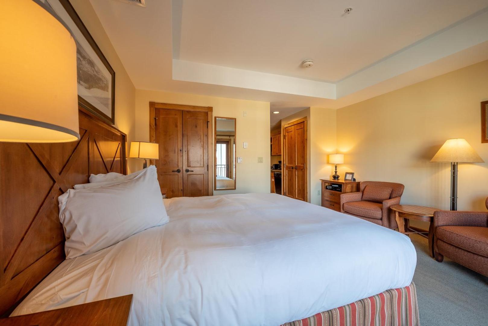 Fotografie 4: Comfortable Studio Efficiency Unit with Balcony over Mountaineer Square condo