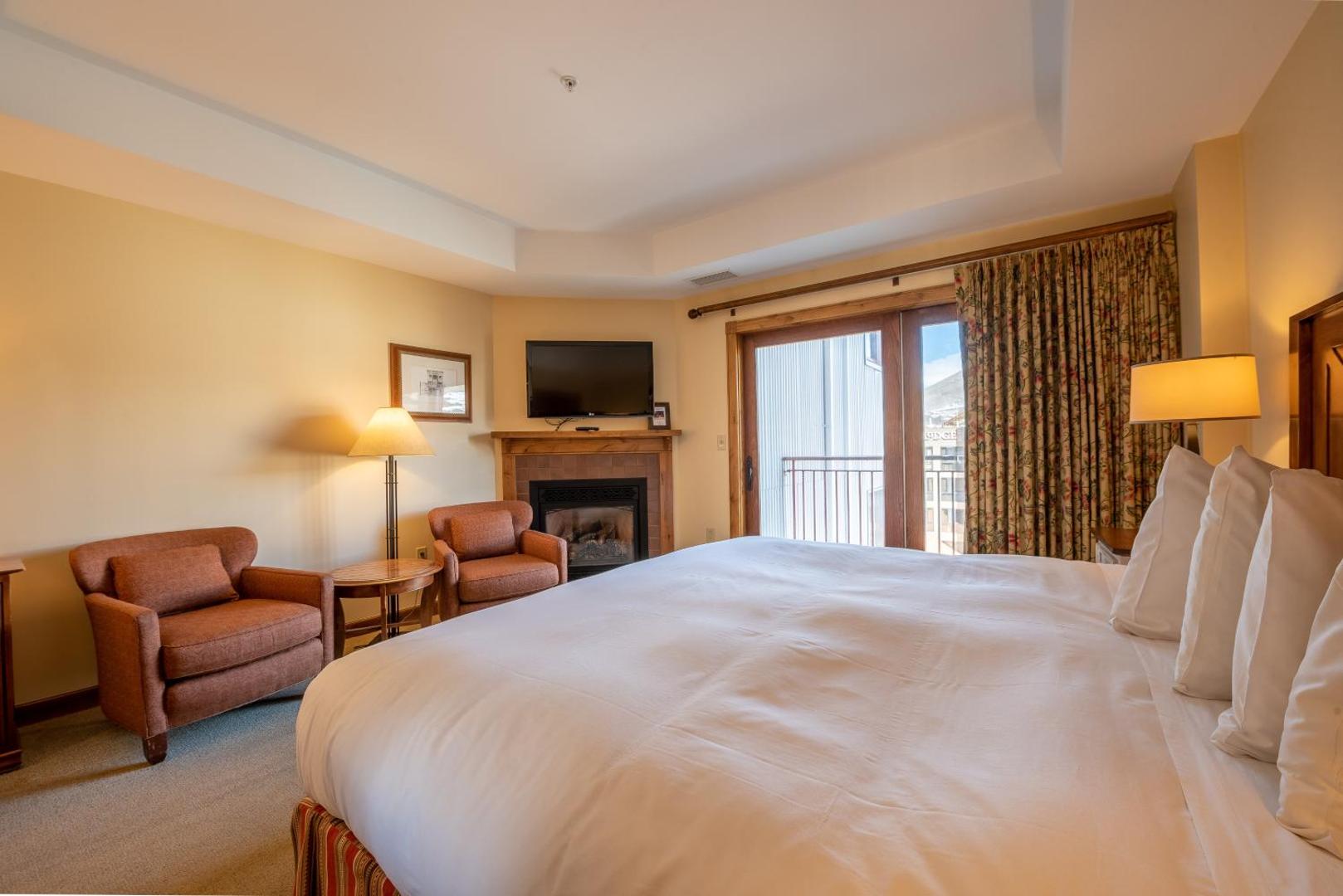 Fotografie 6: Comfortable Studio Efficiency Unit with Balcony over Mountaineer Square condo