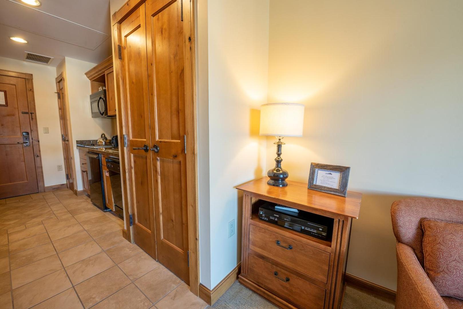 Fotografie 8: Comfortable Studio Efficiency Unit with Balcony over Mountaineer Square condo