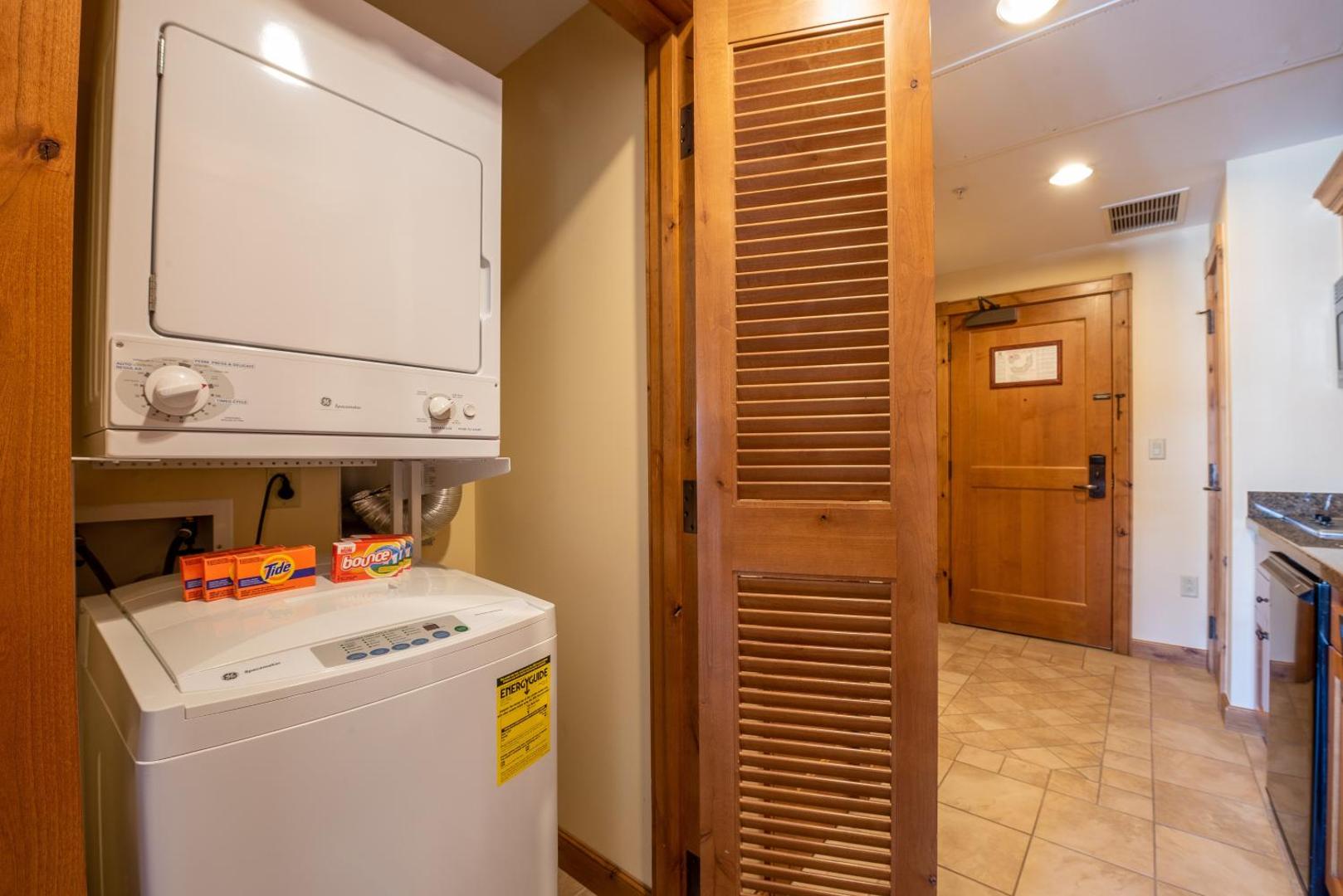 Fotografie 10: Comfortable Studio Efficiency Unit with Balcony over Mountaineer Square condo
