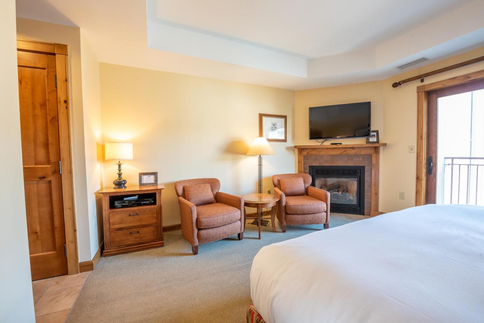 Fotografie 9: Comfortable Studio Efficiency Unit with Balcony over Mountaineer Square condo