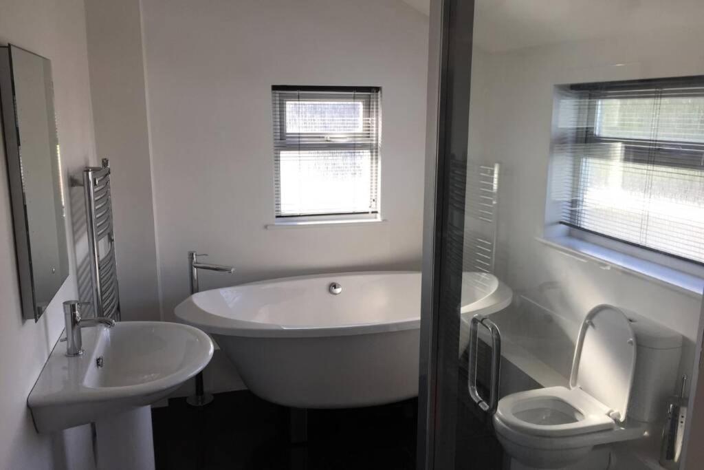 Kuva 6: Apartment with stunning views of Menai Strait.